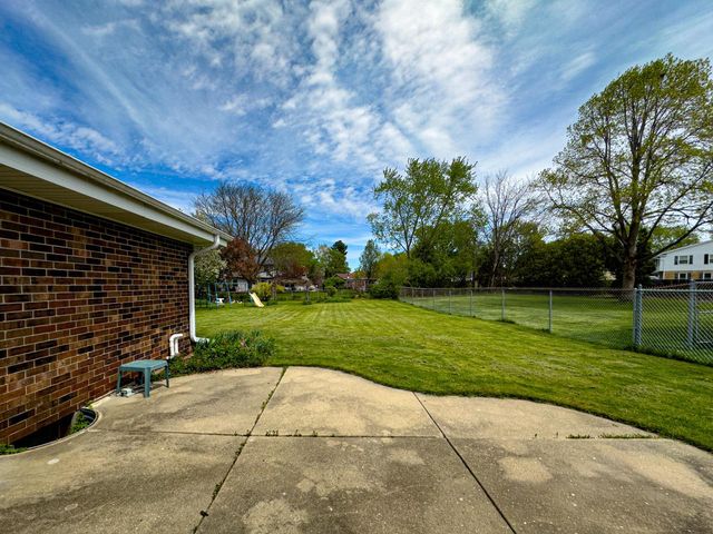 1523 David LANE, Waukesha, WI 53189