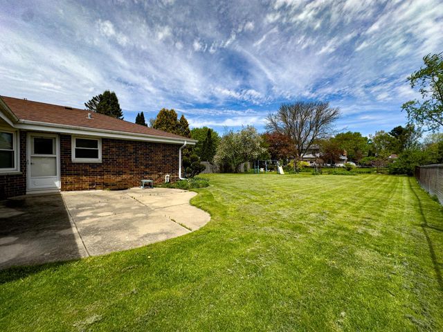1523 David LANE, Waukesha, WI 53189