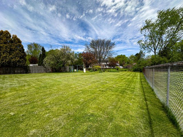 1523 David LANE, Waukesha, WI 53189