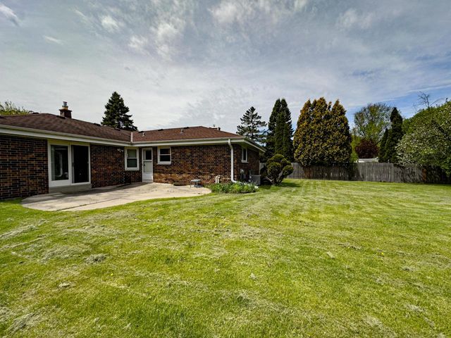 1523 David LANE, Waukesha, WI 53189