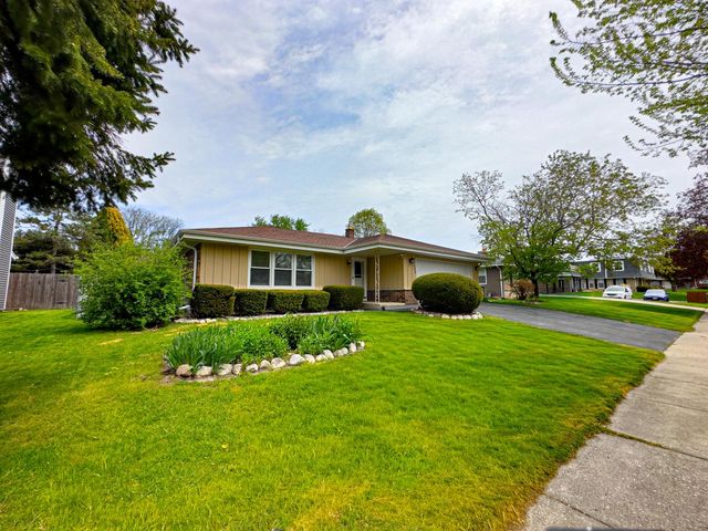 1523 David LANE, Waukesha, WI 53189