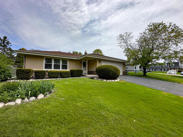1523 David LANE, Waukesha, WI 53189