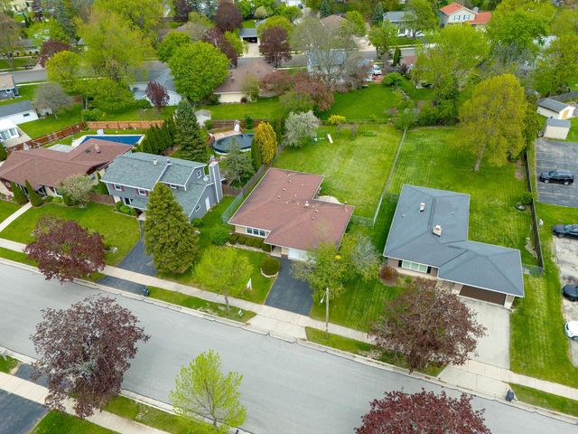 1523 David LANE, Waukesha, WI 53189