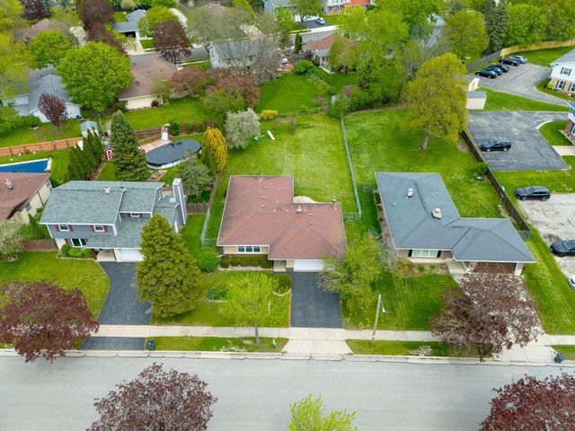 1523 David LANE, Waukesha, WI 53189