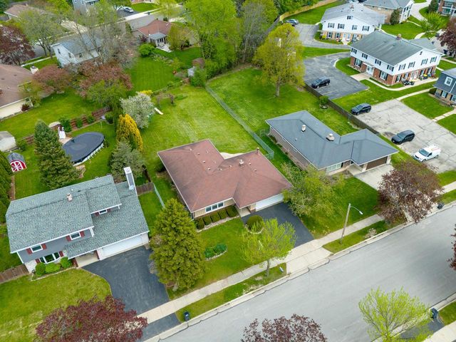 1523 David LANE, Waukesha, WI 53189