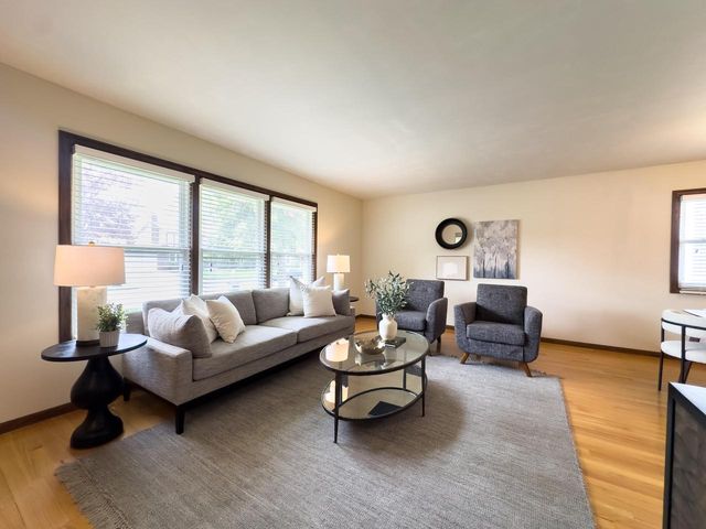 1523 David LANE, Waukesha, WI 53189