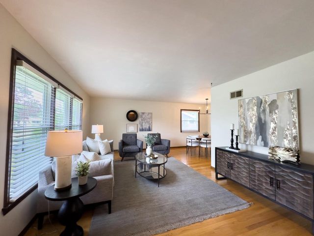 1523 David LANE, Waukesha, WI 53189