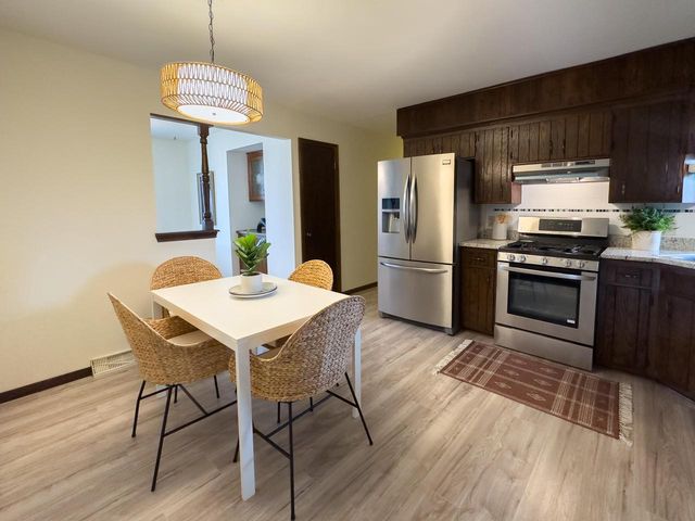 1523 David LANE, Waukesha, WI 53189