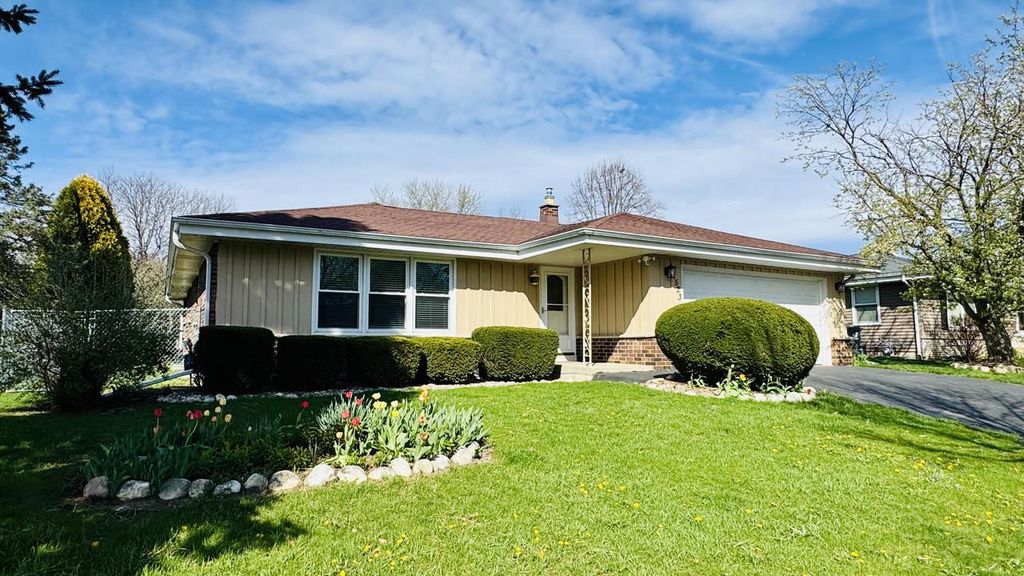 1523 David LANE, Waukesha, WI 53189
