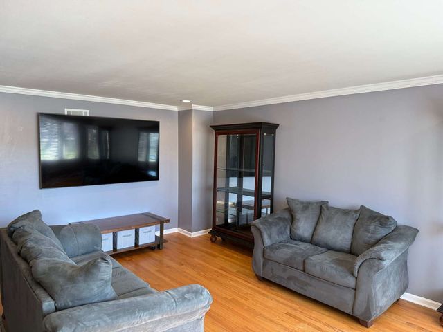 639 N Kaspar Avenue, Arlington Heights, IL 60004