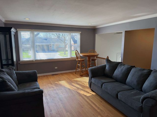 639 N Kaspar Avenue, Arlington Heights, IL 60004