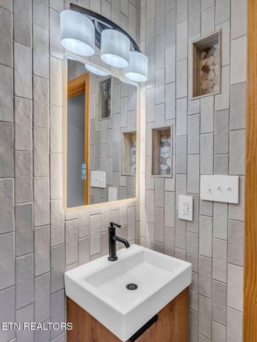 1271 Whitaker Rd, New Market, TN 37820