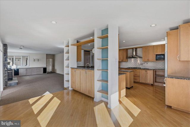 1426 TREETOP LN, Ambler, PA 19002