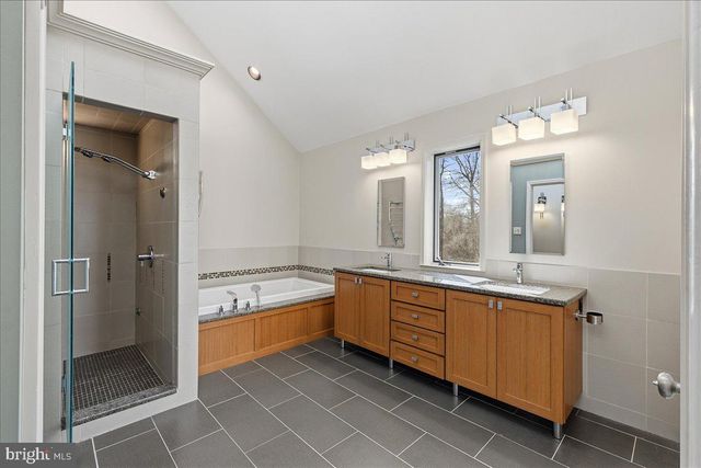 1426 TREETOP LN, Ambler, PA 19002