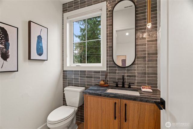 11204 108th Ave NE, Kirkland, WA 98033