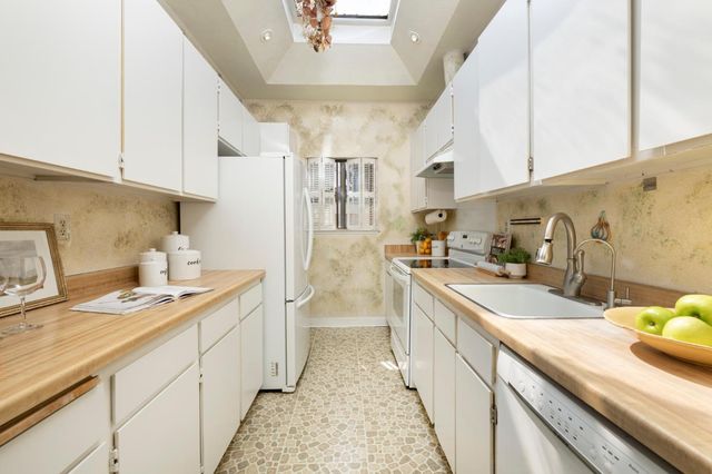 1515 Floribunda Avenue 304, Burlingame, CA 94010