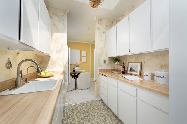 1515 Floribunda Avenue 304, Burlingame, CA 94010