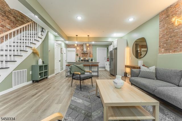 283 Dr Martin Luther King J, Newark City, NJ 07102