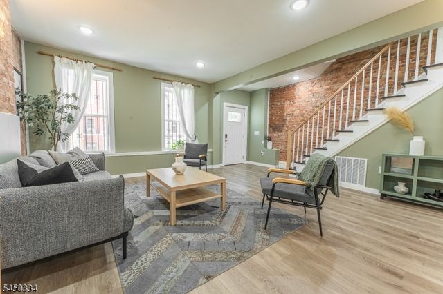 283 Dr Martin Luther King J, Newark City, NJ 07102