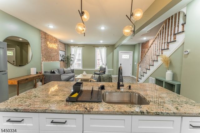 283 Dr Martin Luther King J, Newark City, NJ 07102