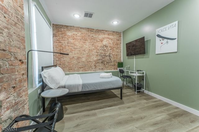 283 Dr Martin Luther King J, Newark City, NJ 07102