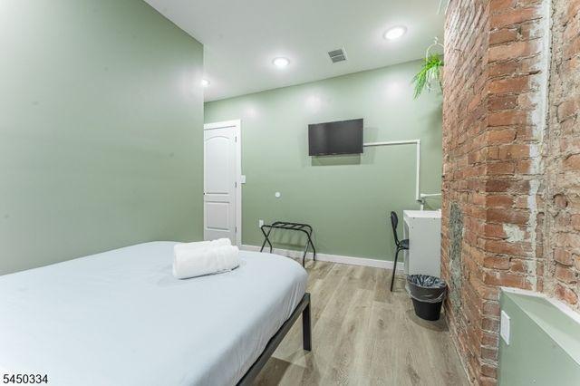 283 Dr Martin Luther King J, Newark City, NJ 07102