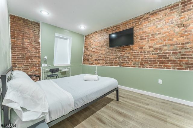 283 Dr Martin Luther King J, Newark City, NJ 07102