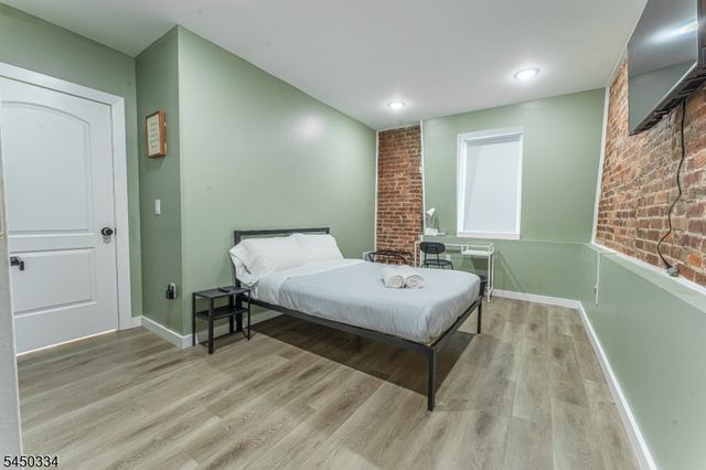 283 Dr Martin Luther King J, Newark City, NJ 07102