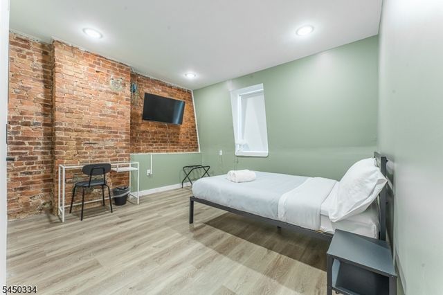 283 Dr Martin Luther King J, Newark City, NJ 07102