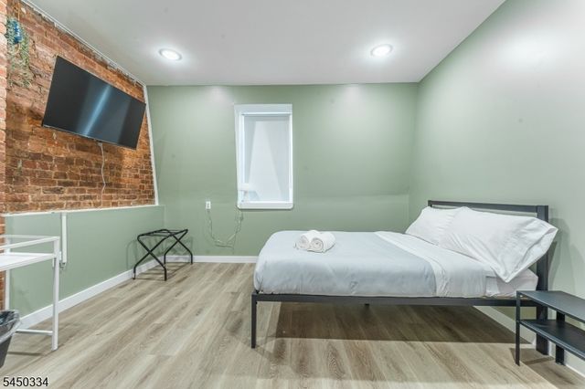 283 Dr Martin Luther King J, Newark City, NJ 07102