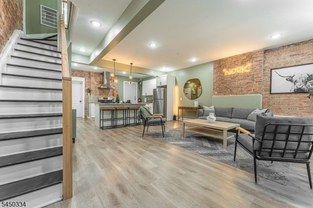 283 Dr Martin Luther King J, Newark City, NJ 07102