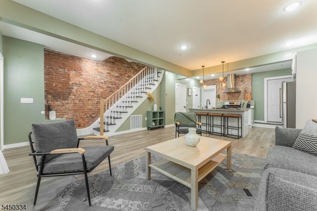 283 Dr Martin Luther King J, Newark City, NJ 07102