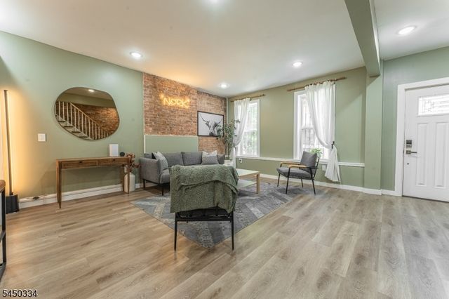 283 Dr Martin Luther King J, Newark City, NJ 07102