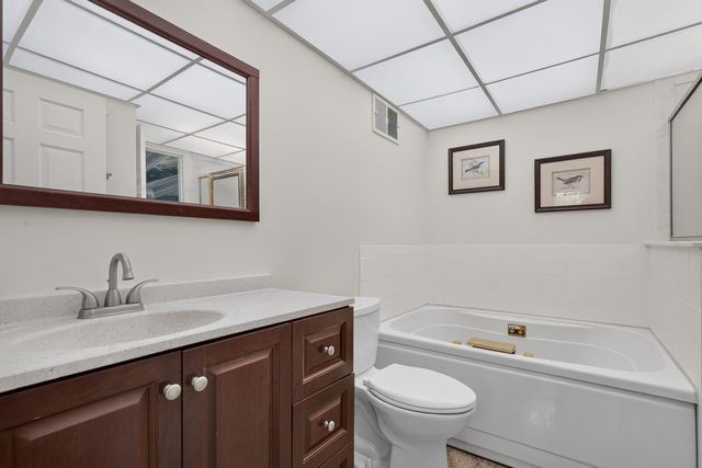 12 Robin Hood Lane 12, Northfield, IL 60093