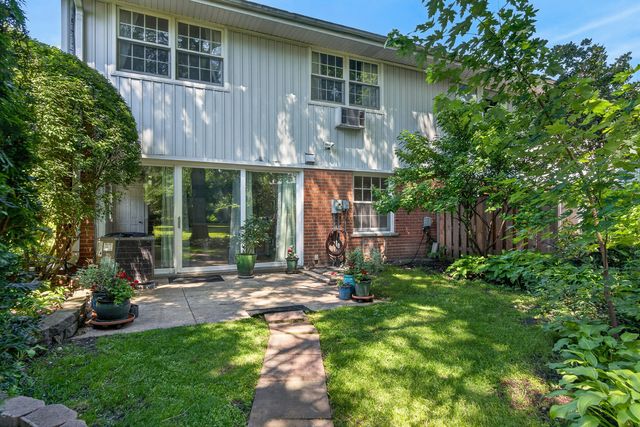 12 Robin Hood Lane 12, Northfield, IL 60093