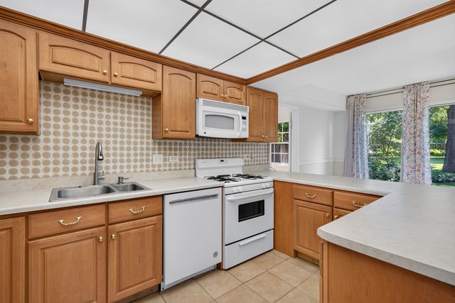 12 Robin Hood Lane 12, Northfield, IL 60093