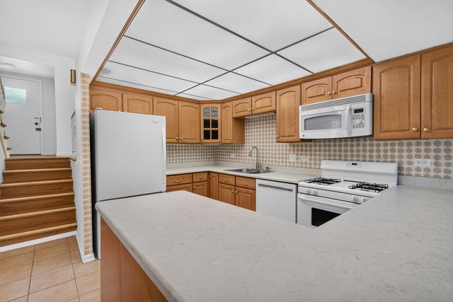 12 Robin Hood Lane 12, Northfield, IL 60093
