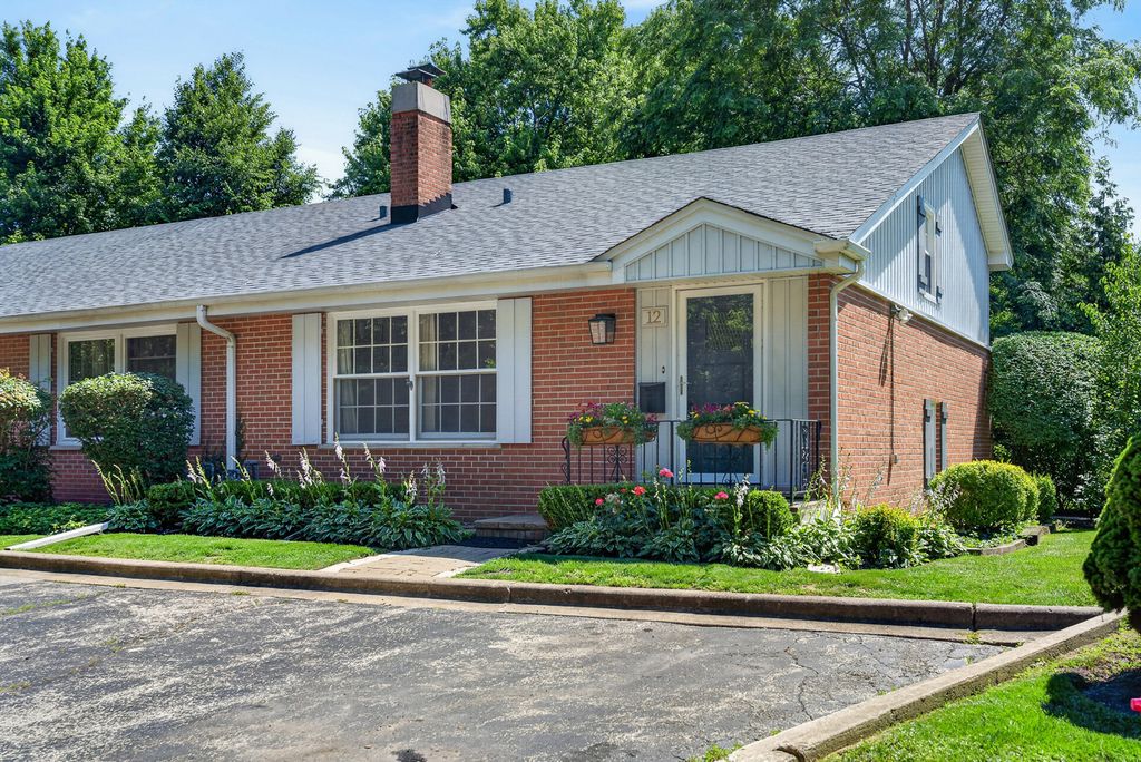 12 Robin Hood Lane 12, Northfield, IL 60093