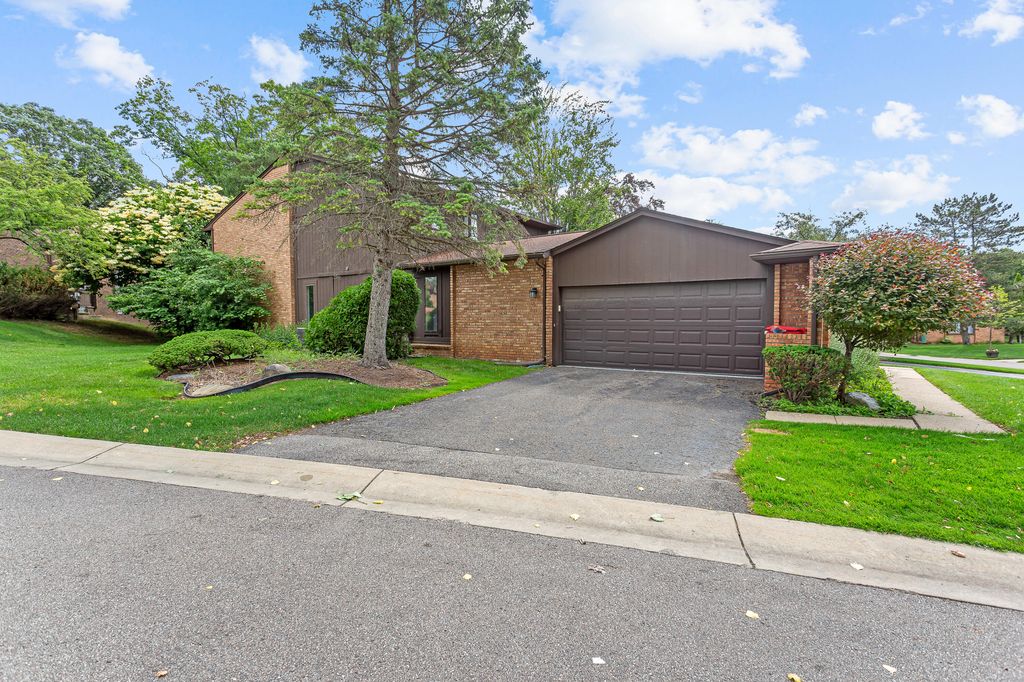2260 Bordeaux Street, West Bloomfield Twp, MI 48323