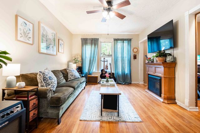 2733 N Artesian Avenue, Chicago, IL 60647