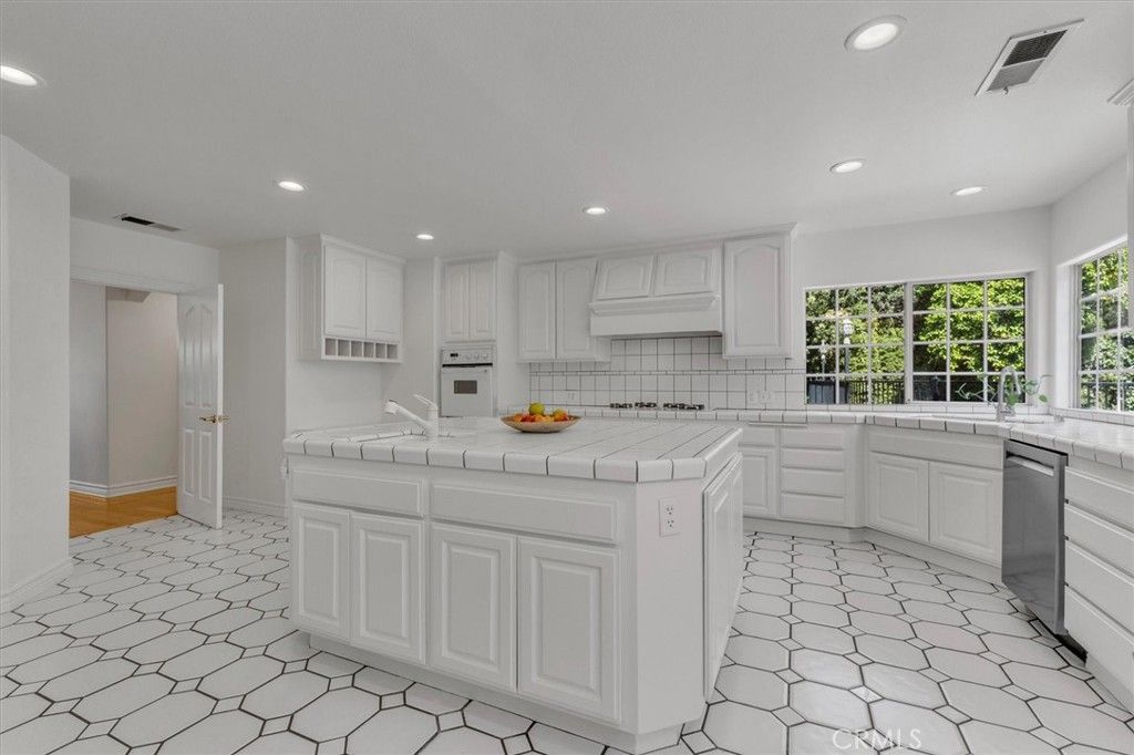 Image 13 of property listing at 17082 Parthenia, Sherwood Forest, CA 91325