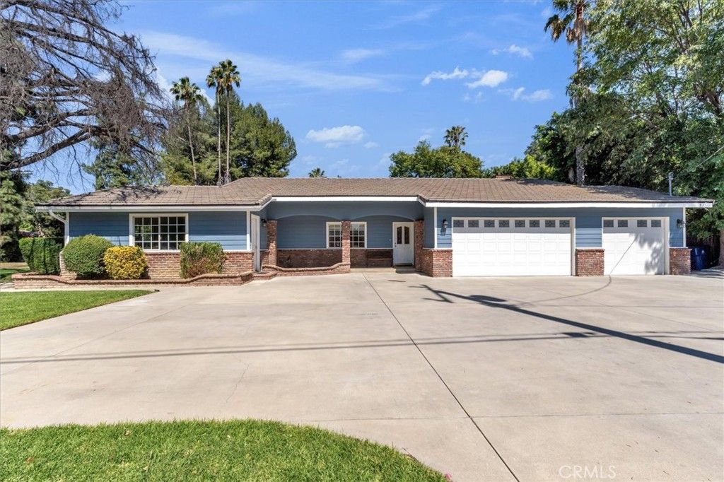 Image 5 of property listing at 17082 Parthenia, Sherwood Forest, CA 91325