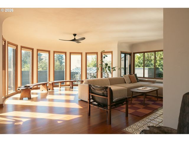 6015 Se SALMON St, Portland, OR 97215