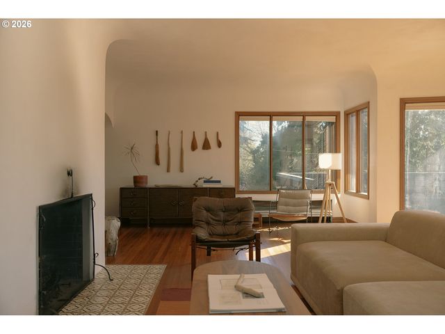 6015 Se SALMON St, Portland, OR 97215