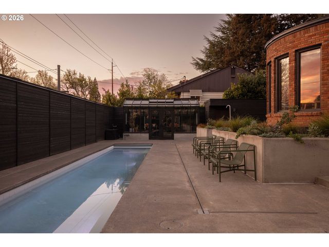 6015 Se SALMON St, Portland, OR 97215