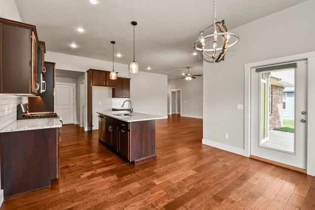 714 N Fox Hill Circle, Nixa, MO 65714