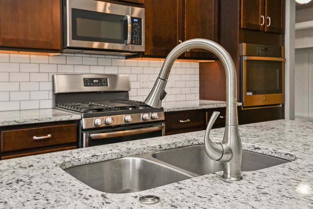 714 N Fox Hill Circle, Nixa, MO 65714