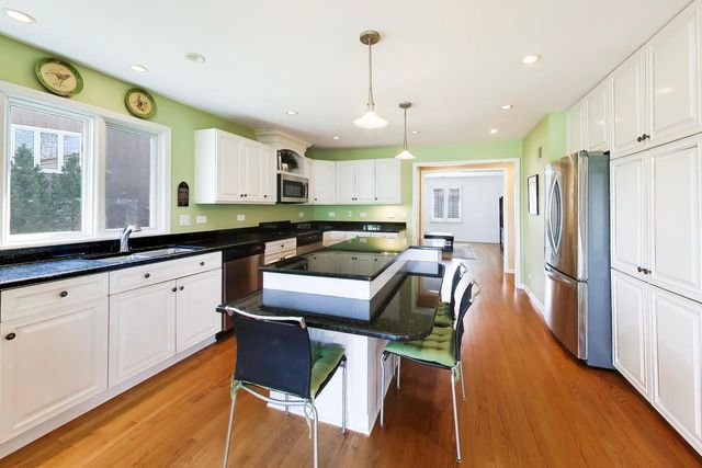 107 Briarwood Lane, Oak Brook, IL 60523