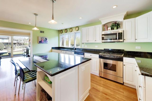 107 Briarwood Lane, Oak Brook, IL 60523