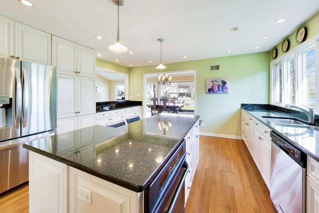 107 Briarwood Lane, Oak Brook, IL 60523